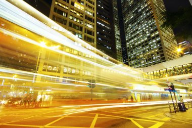 gece de modern şehir trafiği