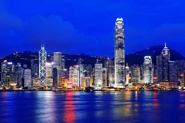 Hong kong edifício de escritórios à noite — Fotografia de Stock