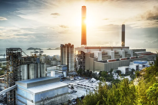 Glow light van de petrochemische industrie bij zonsondergang. — Stockfoto