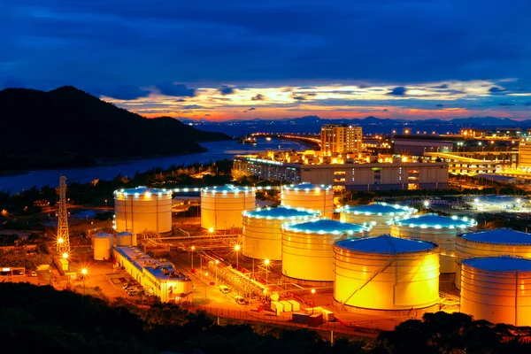 Tanques de aceite por la noche — Foto de Stock