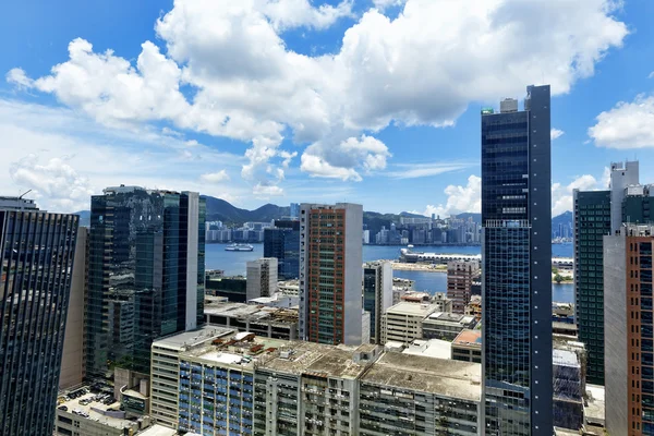 Edifícios de escritórios durante o dia, hongkong kwun tong — Fotografia de Stock