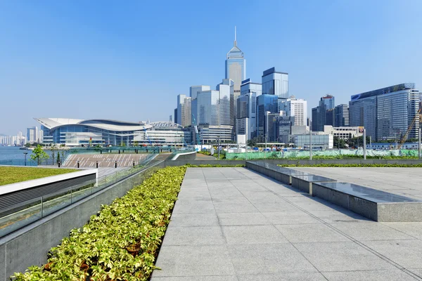 Hong kong victoria harbor morgon med urban skyskrapor över se — Stockfoto