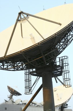 uydu haberleşme yemekler üstünde belgili tanımlık tepe-in tv istasyonu