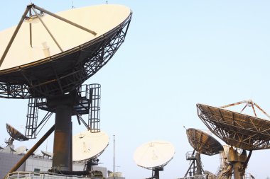uydu haberleşme yemekler üstünde belgili tanımlık tepe-in tv istasyonu