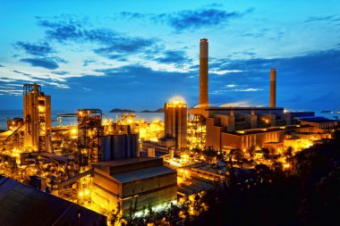 gaz deposu küreler içinde günbatımı Petrokimya tesisi