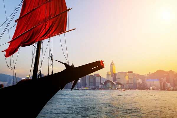 Segelbåt turist skräp segling i victoria harbour — Stockfoto