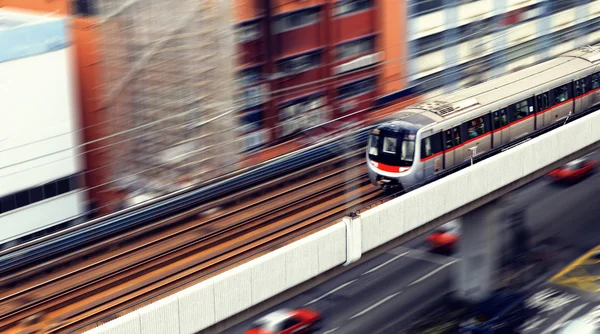 Hogesnelheidstrein met bewegingsonscherpte buiten. — Stockfoto