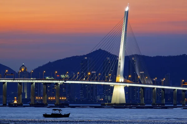 Lange Brücke über den Sonnenaufgang — Stockfoto