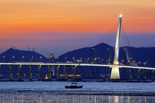 Lange Brücke über den Sonnenaufgang — Stockfoto