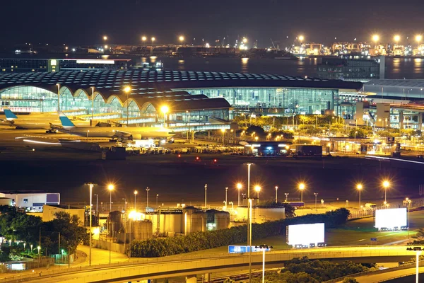 Moderne stad nacht luchthaven — Stockfoto