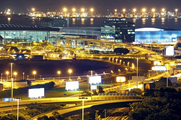 近代的な都市の夜の空港 — ストック写真