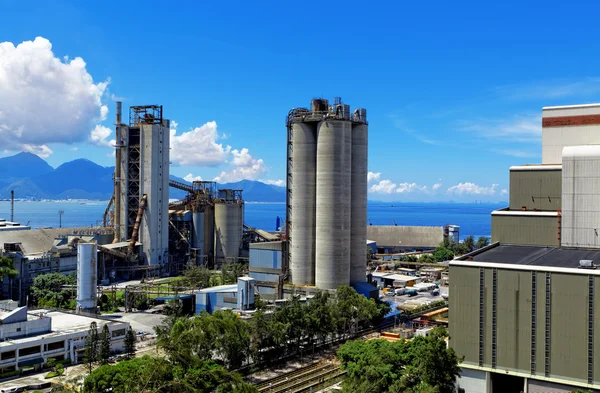 Planta de cimento durante o dia — Fotografia de Stock