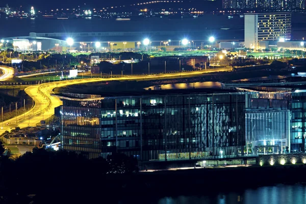 Cidade moderna noite aeroporto — Fotografia de Stock