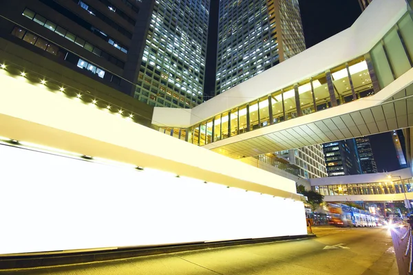 Moderne stadsverkeer bij nacht en grote adversting — Stockfoto