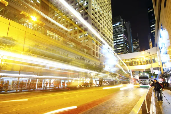 Gece de modern şehir trafiği — Stok fotoğraf