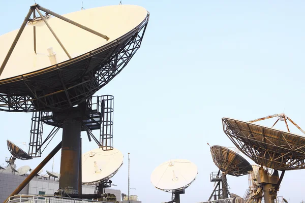 Piatti di comunicazione satellitare in cima alla stazione TV — Foto Stock