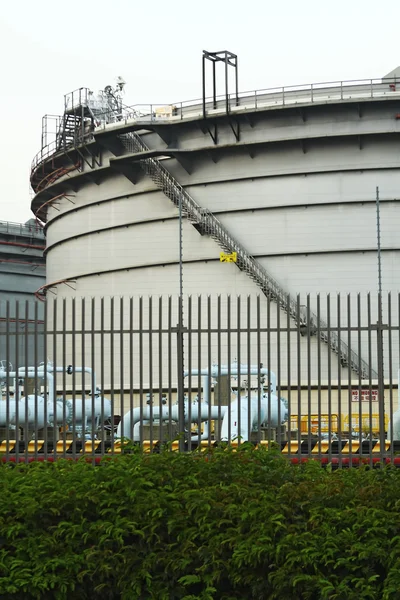 Tanques de gas en el polígono industrial —  Fotos de Stock