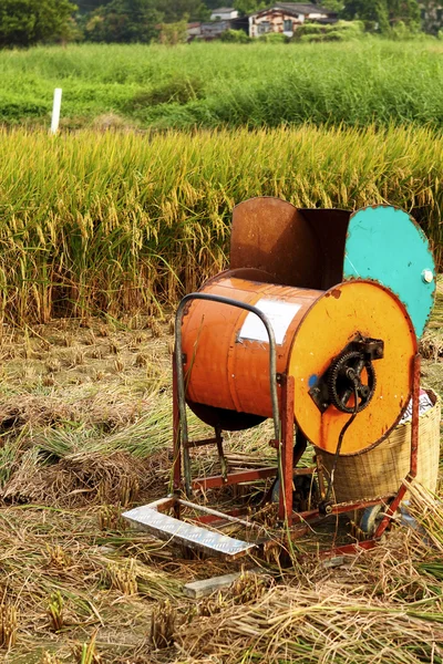 Máquina de madeira de arroz vintage — Fotografia de Stock