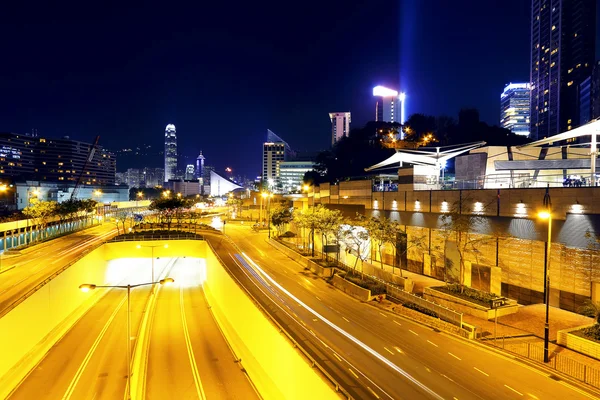 Tráfico moderno de la ciudad por la noche — Foto de Stock