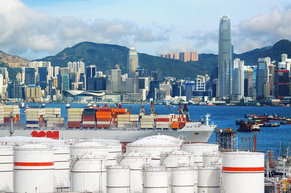 Tanques de armazenamento de petróleo com fundo urbano em Hong Kong — Fotografia de Stock