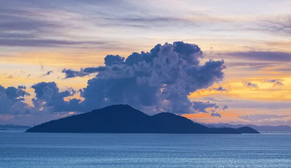 Bulutların üzerinde gündoğumu ray aydınlatma ile deniz — Stok fotoğraf