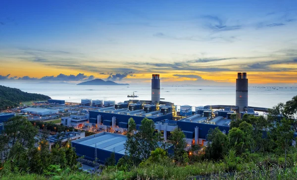 Central eléctrica ao pôr do sol — Fotografia de Stock