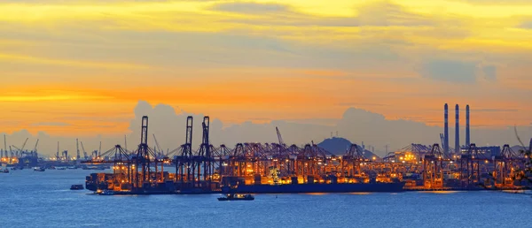 Grúas en un puerto — Foto de Stock