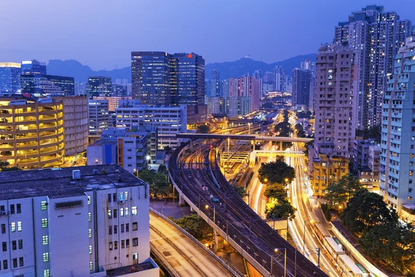 Noche de tráfico ocupado en finanzas urbanas — Foto de Stock