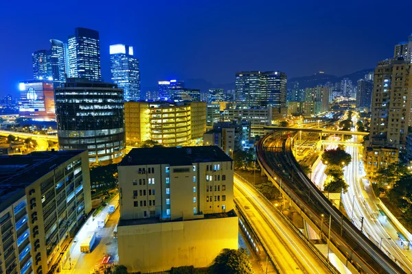 Upptagen trafik natt i finans urban — Stockfoto