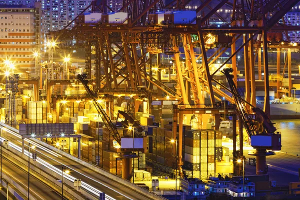 Container schip in de haven van hongkong — Stockfoto