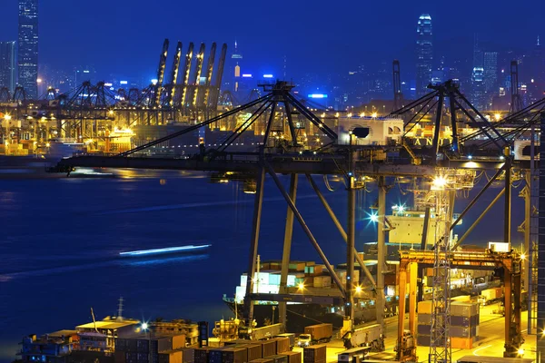 Navio porta-contentores no porto de Hong Kong — Fotografia de Stock