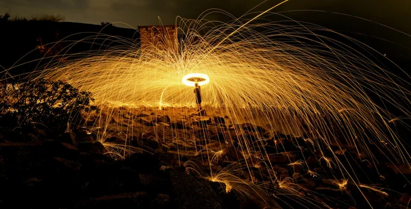 Queimando fogos de artifício de lã de aço — Fotografia de Stock