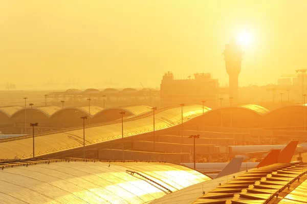 Coucher de soleil aéroport — Photo