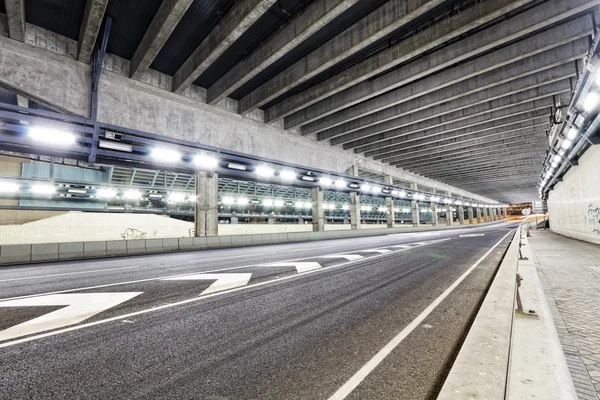 Movimento em túnel rodoviário urbano — Fotografia de Stock