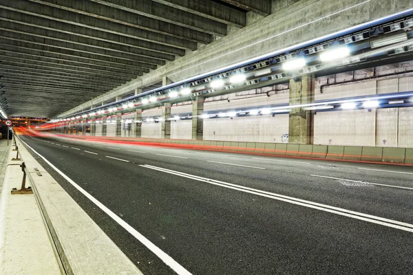 Ruch w tunel drogowy autostrady miejskie — Zdjęcie stockowe