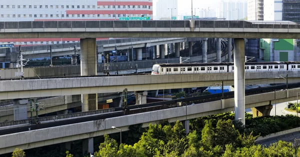 Trein en snelweg — Stockfoto