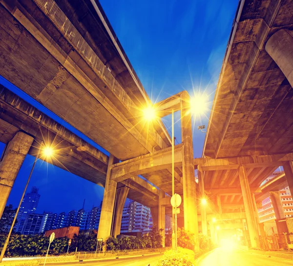 Stad weg viaduct bij nacht — Stockfoto