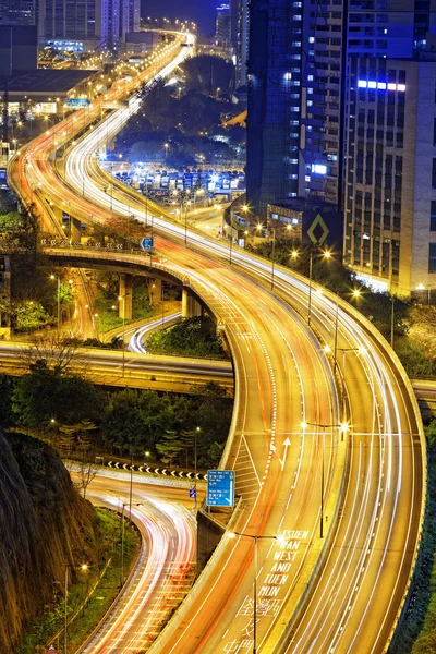 Трафик в Гонконге ночью — стоковое фото