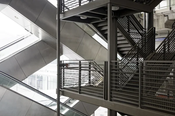 Rolltreppe und Treppe — Stockfoto