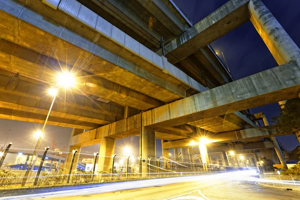 Stad weg viaduct met verlichting 's nachts — Stockfoto