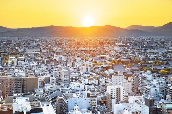 Puesta de sol sobre la ciudad de Kyoto en Japón . —  Fotos de Stock