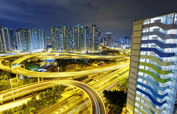 Noche de tráfico ocupado en finanzas urbanas —  Fotos de Stock