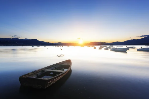 Pôr do sol no lago — Fotografia de Stock