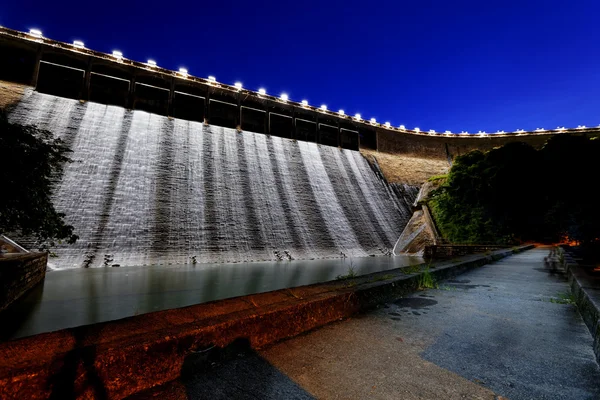 밤에 댐 — 스톡 사진