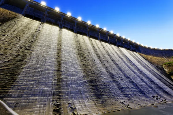 Barragem à noite — Fotografia de Stock