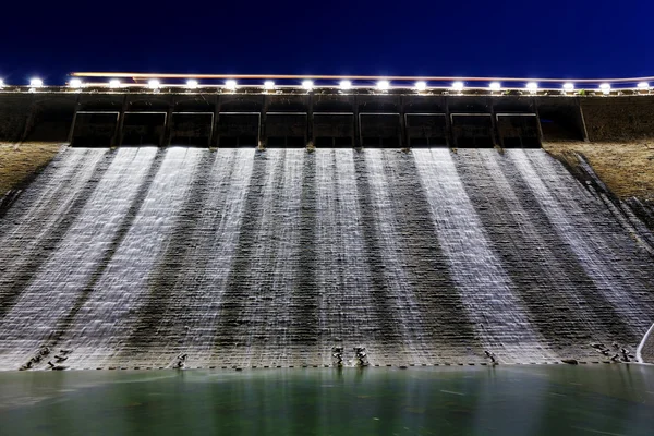 Barragem à noite — Fotografia de Stock