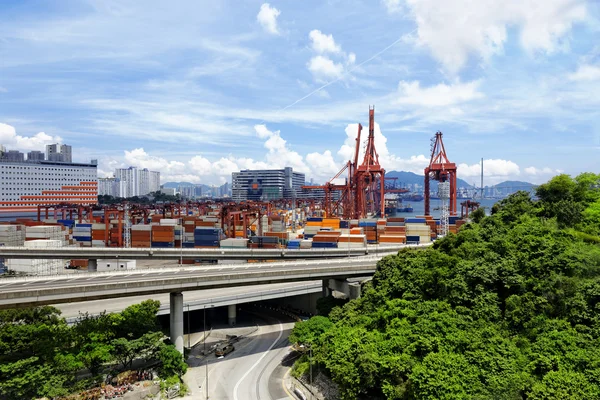 Almacén portuario con contenedores y cargas industriales —  Fotos de Stock