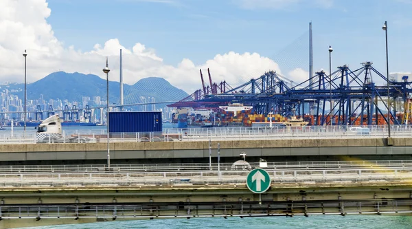 Poort magazijn met containers en industriële lading — Stockfoto