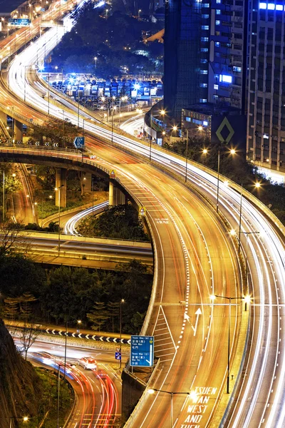 夜の香港でのトラフィックの高速道路 — ストック写真