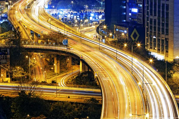 Estrada de trânsito em Hong Kong à noite — Fotografia de Stock